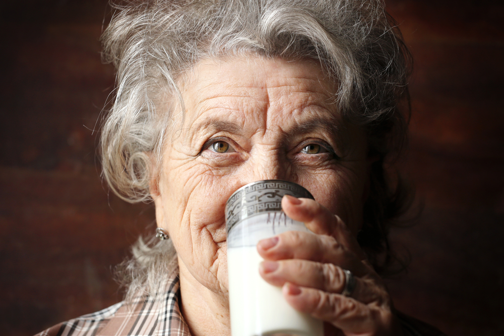 Milk-edm_senior-drinking-milk