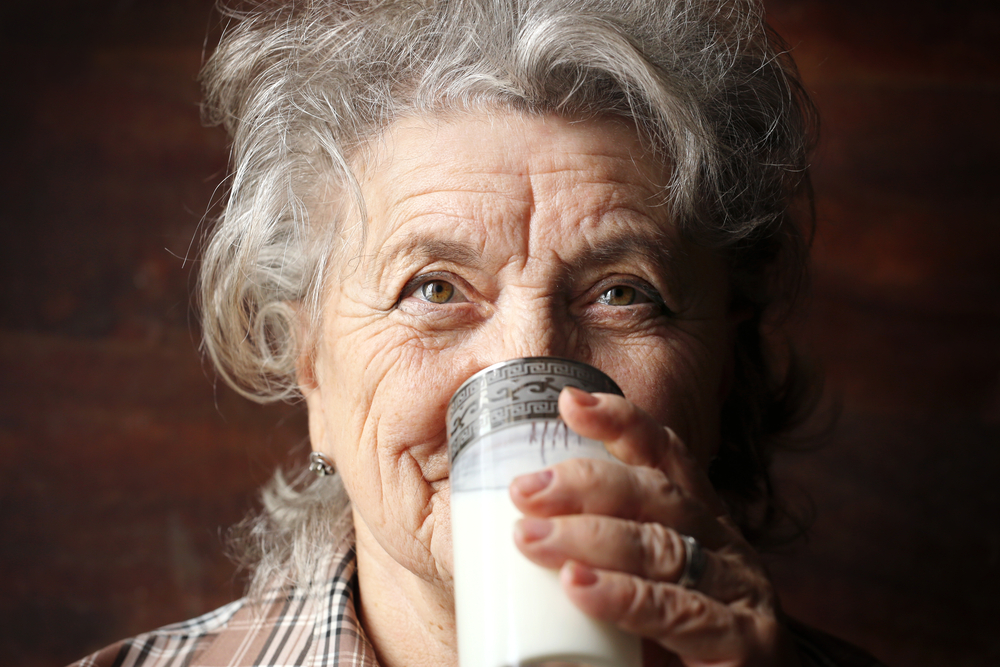 Milk-edm_senior-drinking-milk Milk-edm_senior-drinking-milk